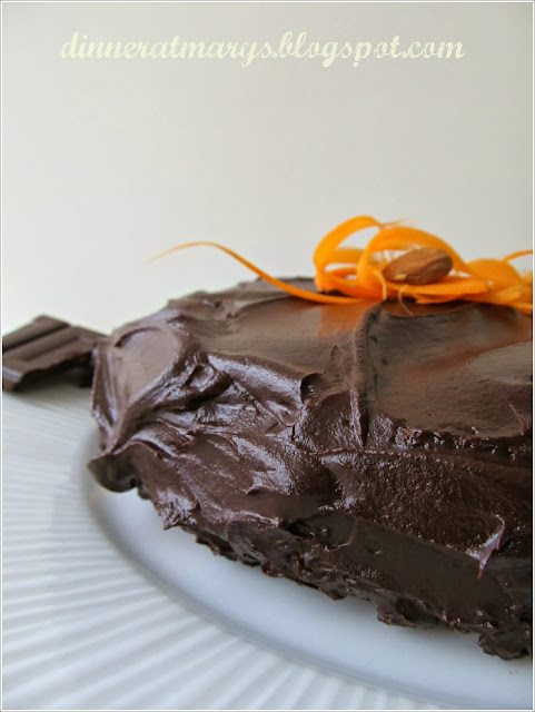 torta di carote, cocco e mandorle glassata al cioccolato