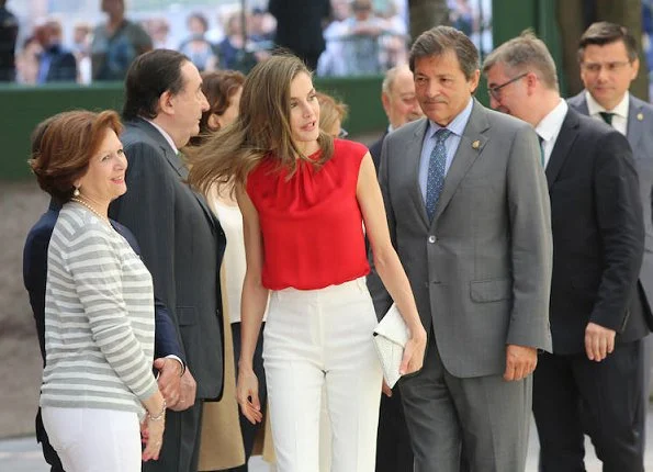 Queen Letizia wore Dutti Trousers, Carolina Herrera red satin blouse, and Mango perforated design sandals. carried Uterque snakeskin clutch (Summer 2013 collection)