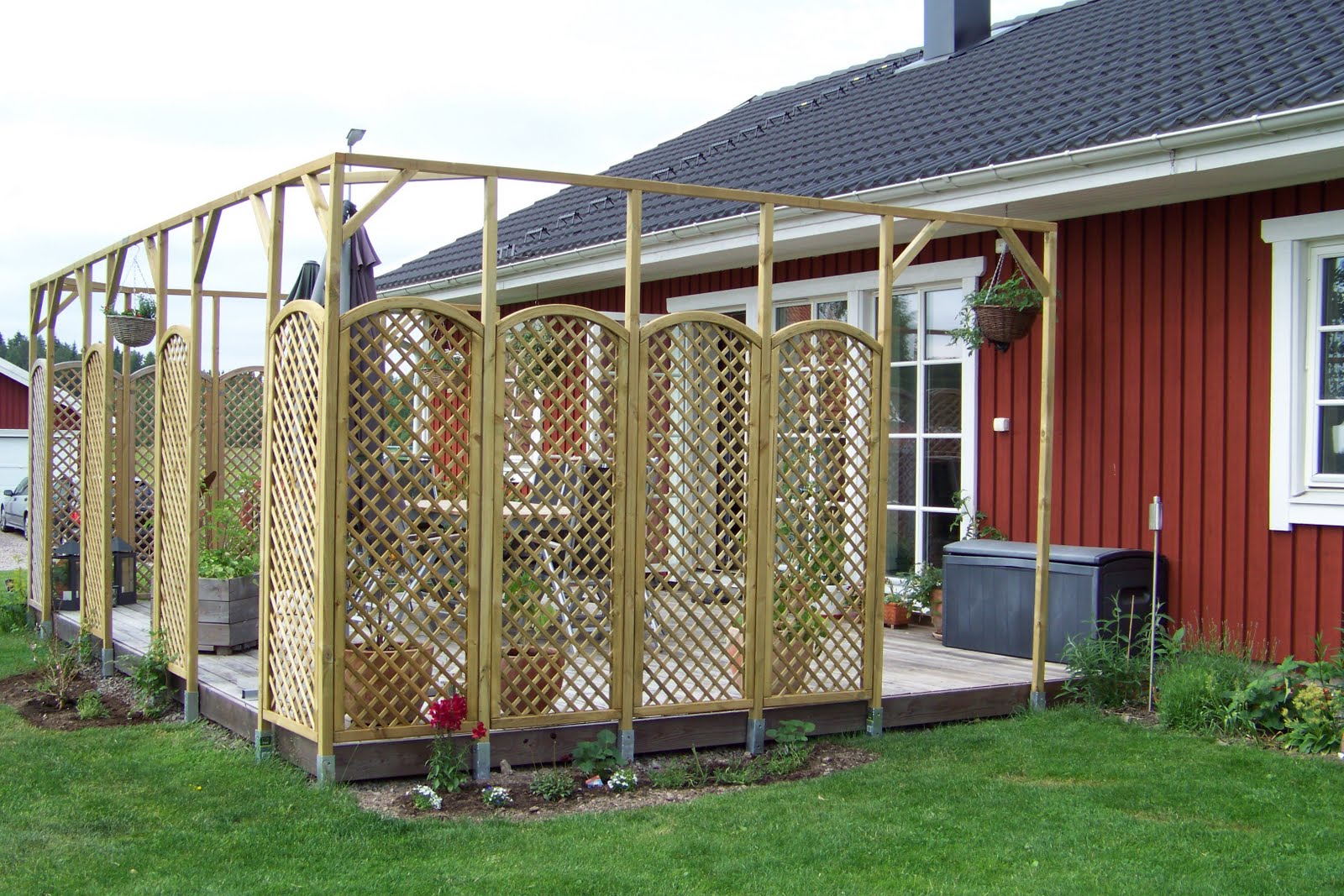 Alexandras Garten in Schweden: Eine neue Pergola um die Terrasse!