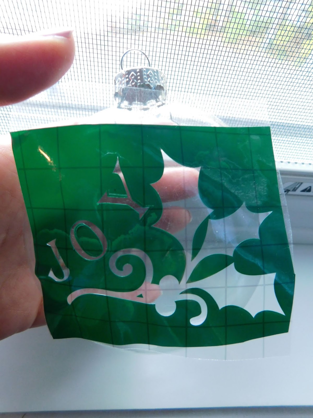 Making Glass Etched Ornaments Using the Cricut