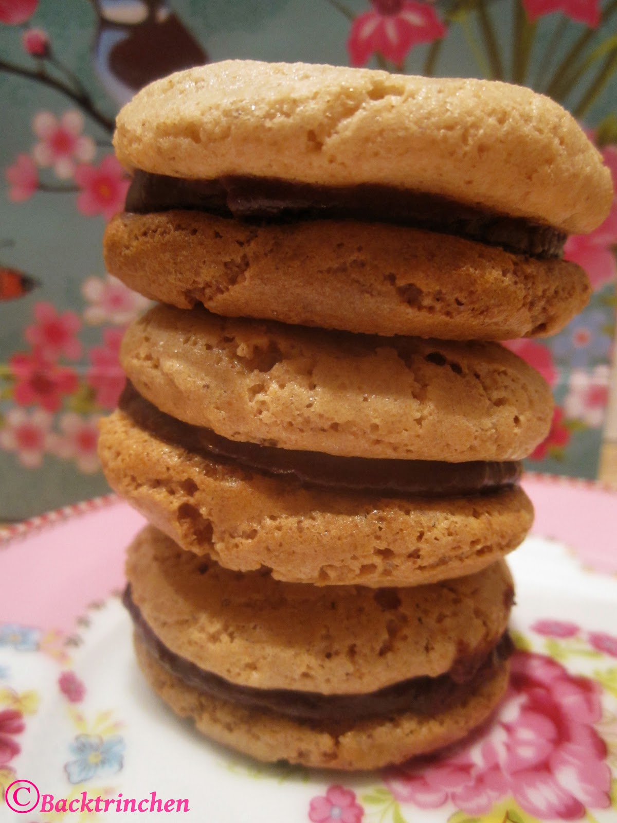 Backtrinchen: Walnuss-Macarons mit Schokoladenfüllung