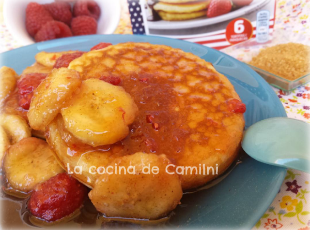 Tortitas con frutas y almíbar de miel (La cocina de Camilni) Tortitas con frutas y almíbar de miel (La cocina de Camilni)