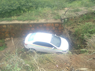 Taxista perde controle e cai em ribanceira no município de Mirangaba Taxista perde controle e cai em ribanceira no município de Mirangaba