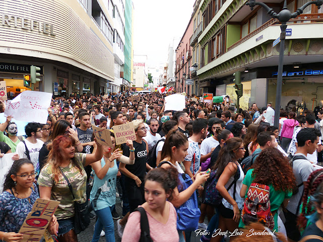 Fotos manifestación contra la reválida en Las Palmas de Gran Canaria