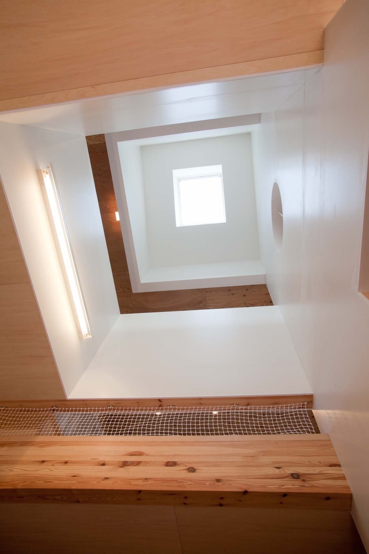 09-Skylight-Mizuishi-Architects-Atelier-Light-and-Airy-House-in-Japanese-Architecture-www-designstack-co