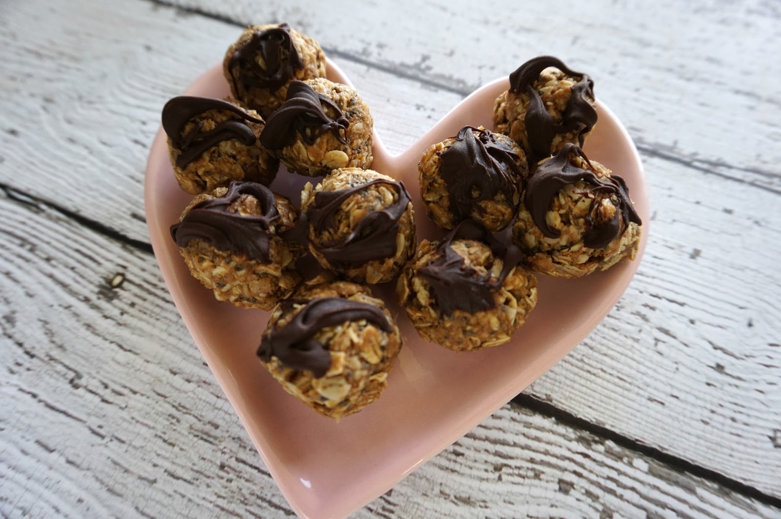 Easy, Healthy & Delicious Snack - Chia Seed Bites | beautywithlily.com