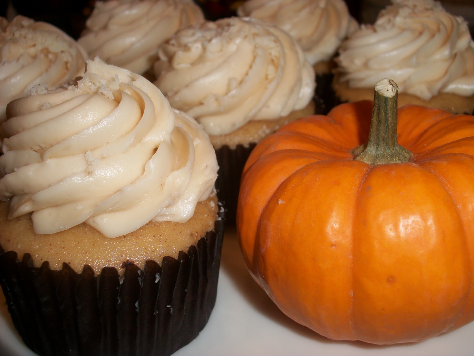 Lola Pearl Bake Shoppe: Spotlight On: Caramel Pumpkin Cupcakes