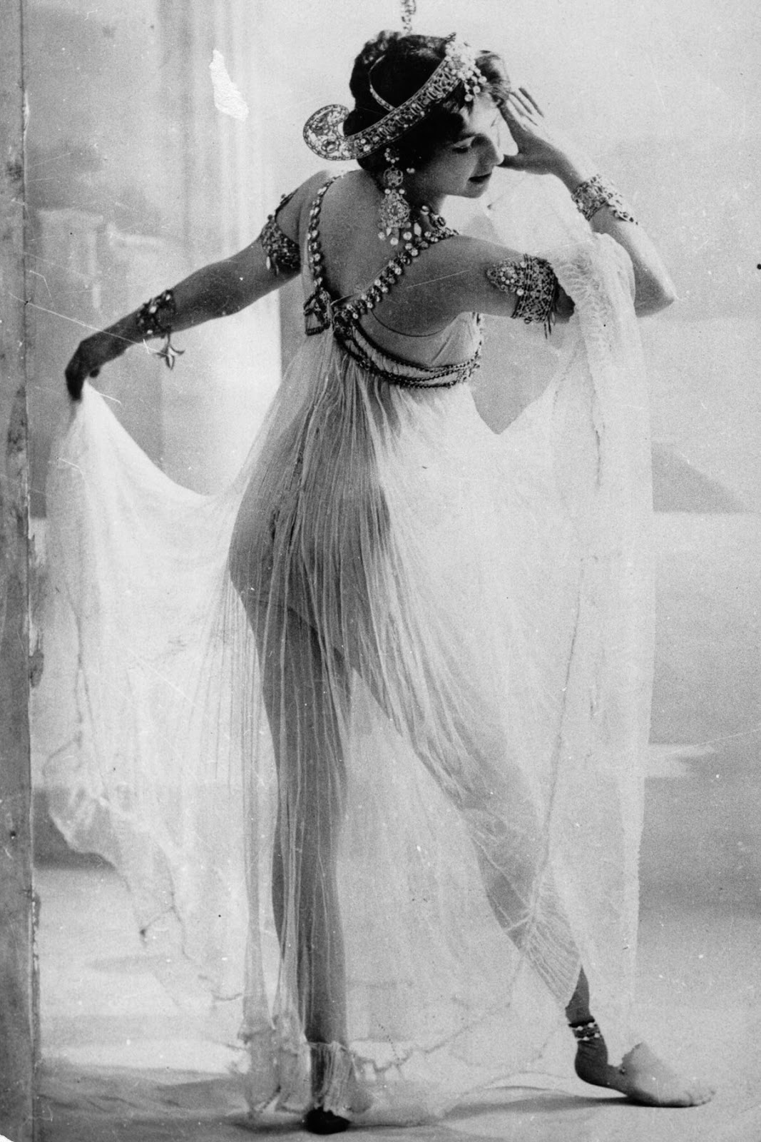 Mournful Fate of Mata Hari, and 14 Stunning Photos of This Dutch Exotic