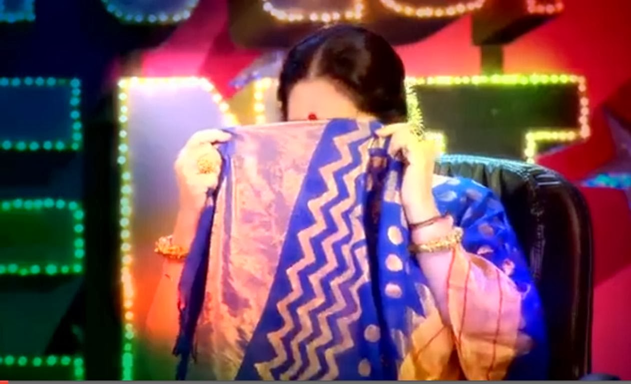 Kian Kher with raised pallu on IGT show Kiran Kher covering her face with the pallu of sari (saree) while a performance in India's Got Talent
