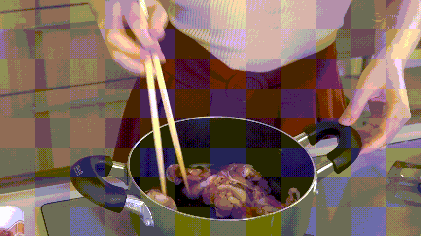 요리 영상 찍는 후카다 에이미 - 디쁠