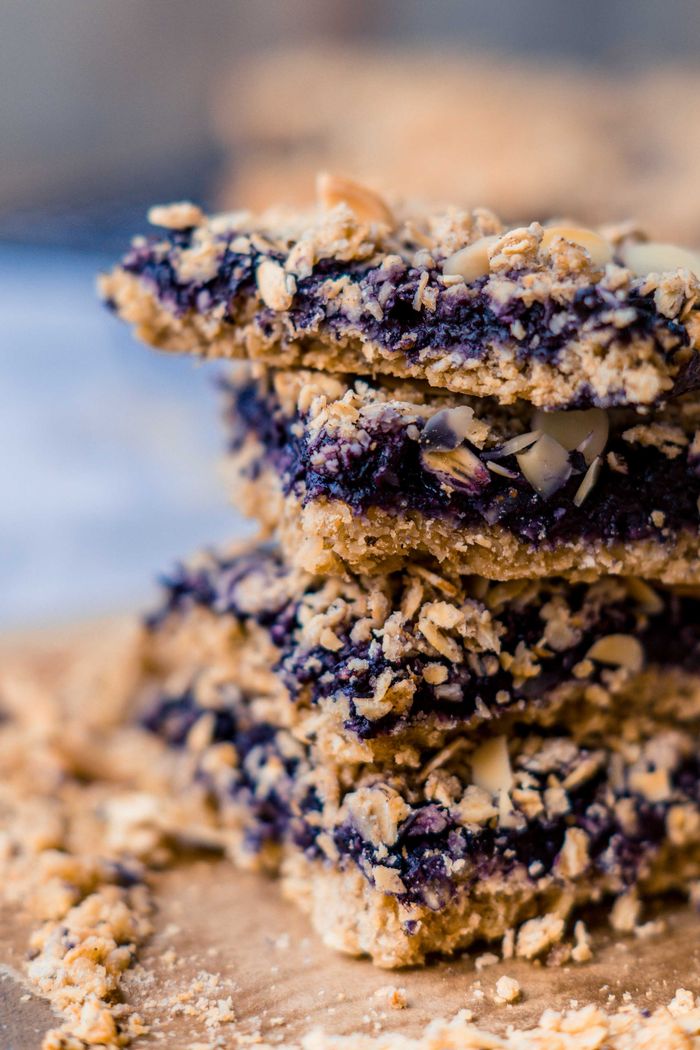 Blueberry Oatmeal Bars. Need more recipes? Find 21 Easy and Healthy Vegan Oat Recipes&nbsp;To Make Best Weight Loss Breakfast Ever! vegan breakfast oatmeal | yummy oatmeal recipes | breakfast oatmeal recipes | oatmeal recipes breakfast healthy | oatmeal diet weightloss #oats #oat #veganmeal #vegan 