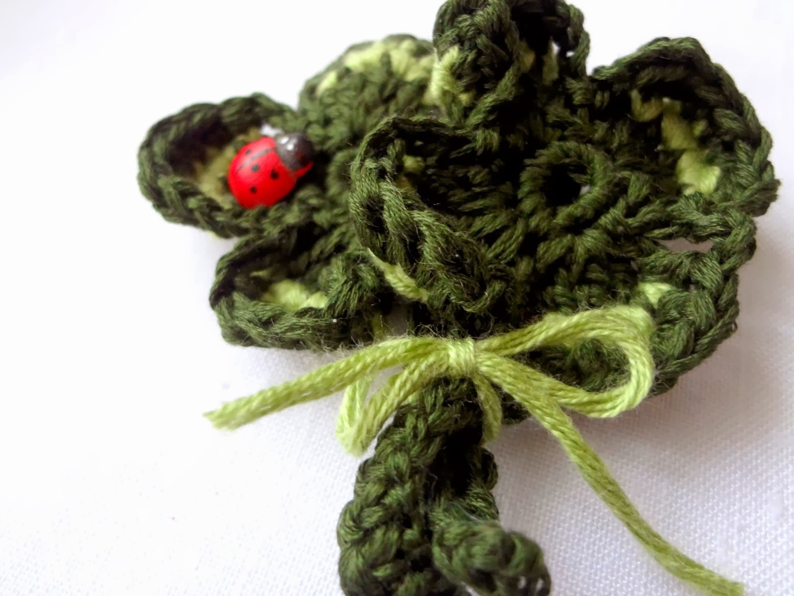 http://thelittletreasures.blogspot.com/2014/03/crochet-shamrock-tutorial-free.html