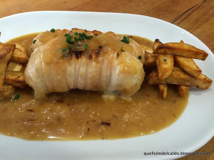 Rollitos de pollo rellenos de jamón cocido y queso con salsa de mistela.