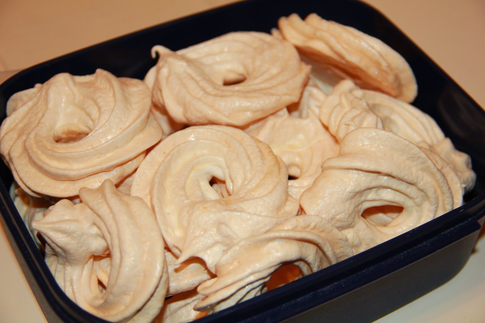 выпечка из белков. маршмеллоу на белке. десерты из яиц. приготовление зефира в домашних. из белка что можно приготовить.