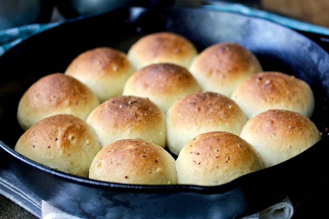 Pull-Apart Garlic Rolls in a Cast Iron Skillet Pull-Apart Garlic Rolls in a Cast Iron Skillet