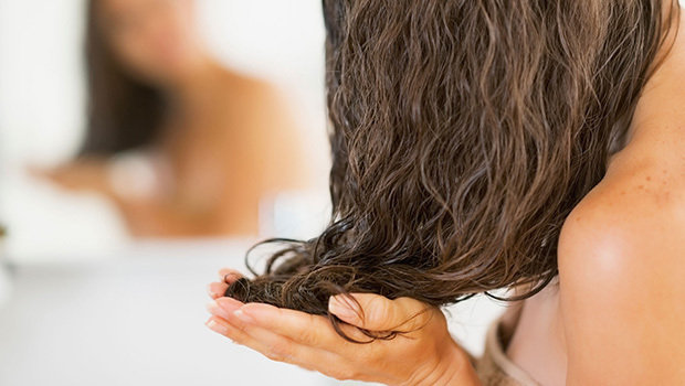 وحدهم أصحاب الشعر المجعّد بشكلٍ طبيعي من يعلمون معاناة الشعر المتطاير والمتجعد والذي يصعب السيطرة عليه