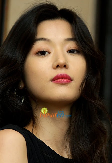 Jeon Ji-hyeon answers in Korean at English questions in Cannes | Korean ...
