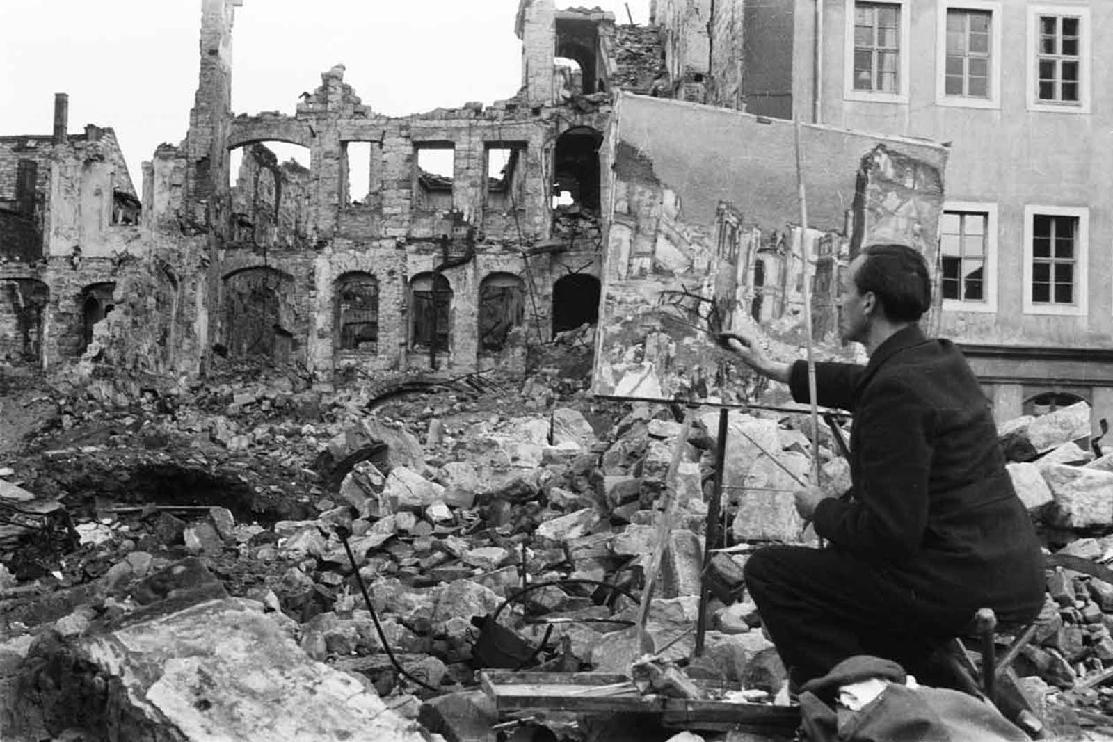 Theodor Rosenhauer in the midst of ruins in Dresden working on his oil painting “View of the Japanese Palace after the Bombing”.