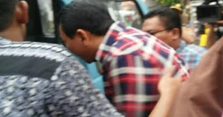 LIHAT! Foto-foto Ahok Ketika Dievakuasi Pakai Angkot ke Polsek Karena Ditolak Warga Saat Blusukan LIHAT! Foto-foto Ahok Ketika Dievakuasi Pakai Angkot ke Polsek Karena Ditolak Warga Saat Blusukan