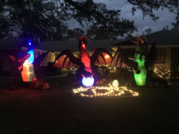 Neighbors Found This Woman's Christmas Dragon Decorations Inappropriate, So She ‘Fixed’ It Neighbors Found This Woman's Christmas Dragon Decorations Inappropriate, So She ‘Fixed’ It