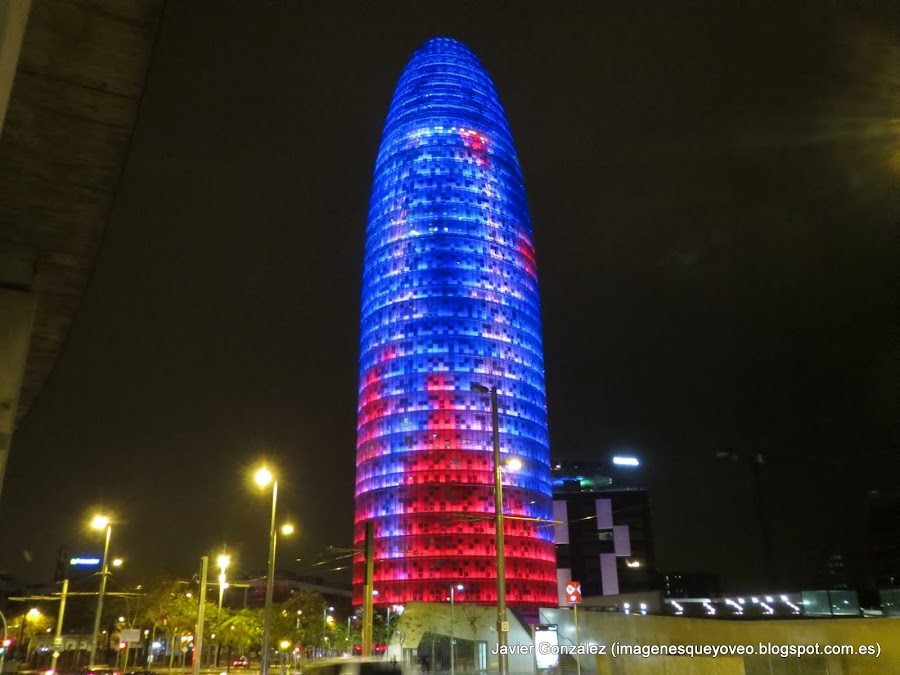 Torre Agbar en Barcelona. Nocturna - Agbar Tower in Barcelona. By night