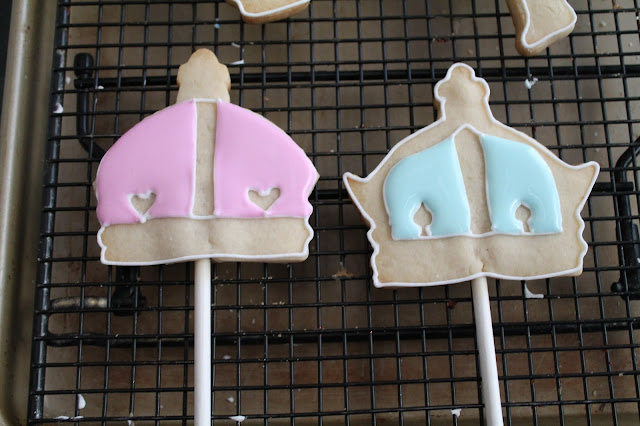 Crown cookies on a stick, crown cookies, Queen of hearts cookies, Valentines Cookies, Valentines cookies ideas, Valentines decorated cookies ideas, cookies on a stick,  galletas en palito, how to make cookies for Valentines,