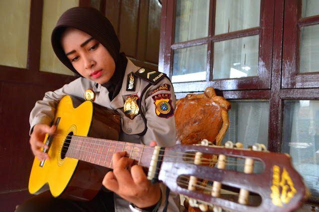 Keren! Selain Tegas, Polwan Muda Asal Aceh Ini juga Pandai Bernyanyi Keren! Selain Tegas, Polwan Muda Asal Aceh Ini juga Pandai Bernyanyi