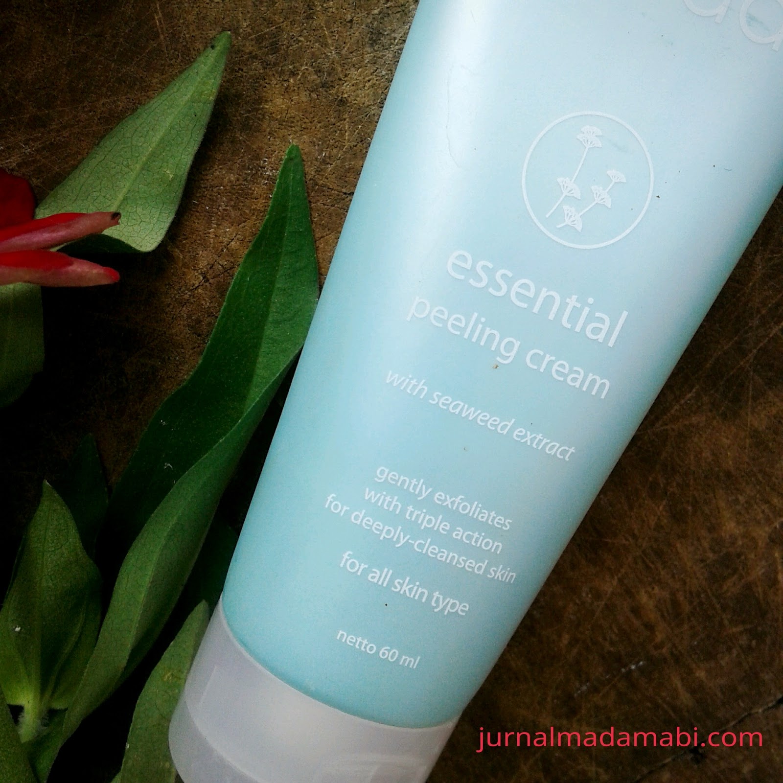 Review Wardah Essential Peeling Cream & Facial Mask Tapi tenang kalian tidak perlu takut jika kulit terasa perih dan kering Karena tekstur krimnya membuat kulit tetap lembab lho