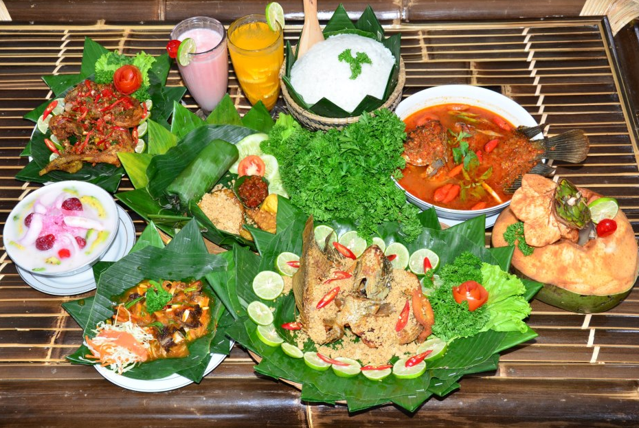 Plate of Makanan Khas Sunda, with a golden brown patty and a variety of vegetables, including peas, carrots and potatoes.