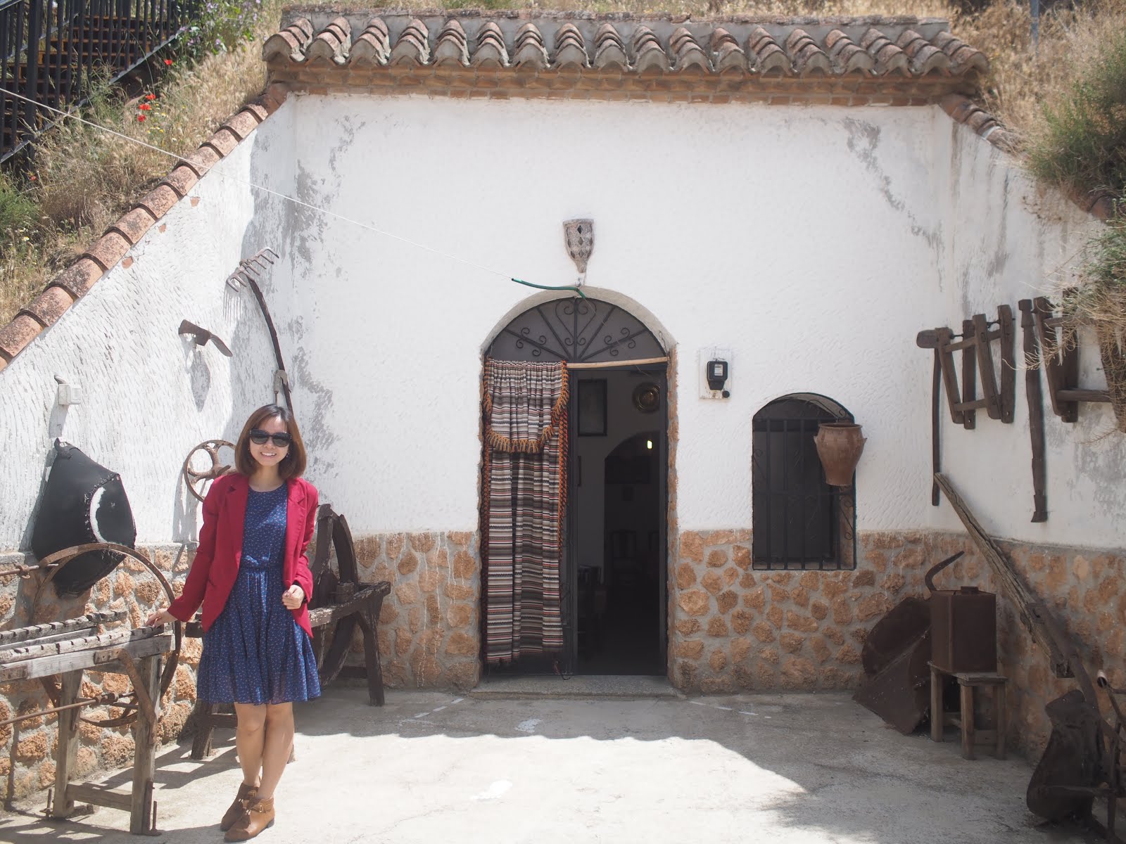 CAVE HOUSES IN SPAIN? A DAY IN GRANADA Jiahui Muses