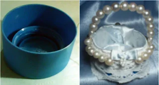 colaj doua foto: capac albastru de la sticlla plastic; cosulet in dantela cu toarta din margele perlate si interior din satin alb
