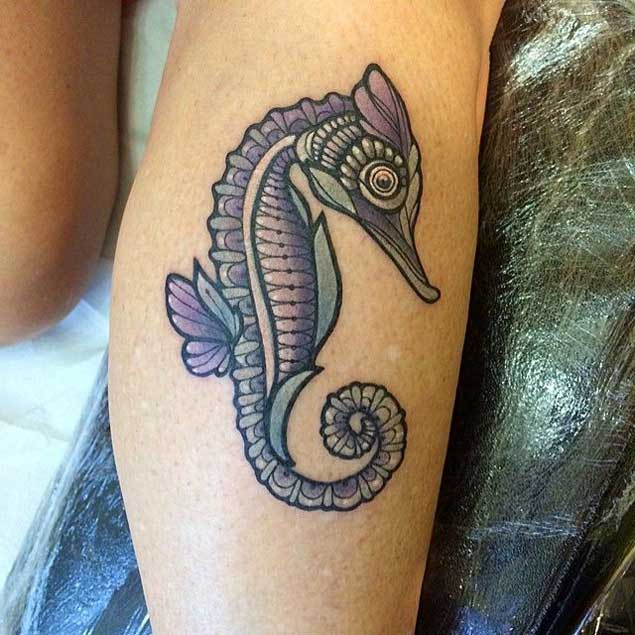 Lindo tatuaje de caballito de mar