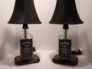 lamparas con una botella de jack daniels no 7 recicladas