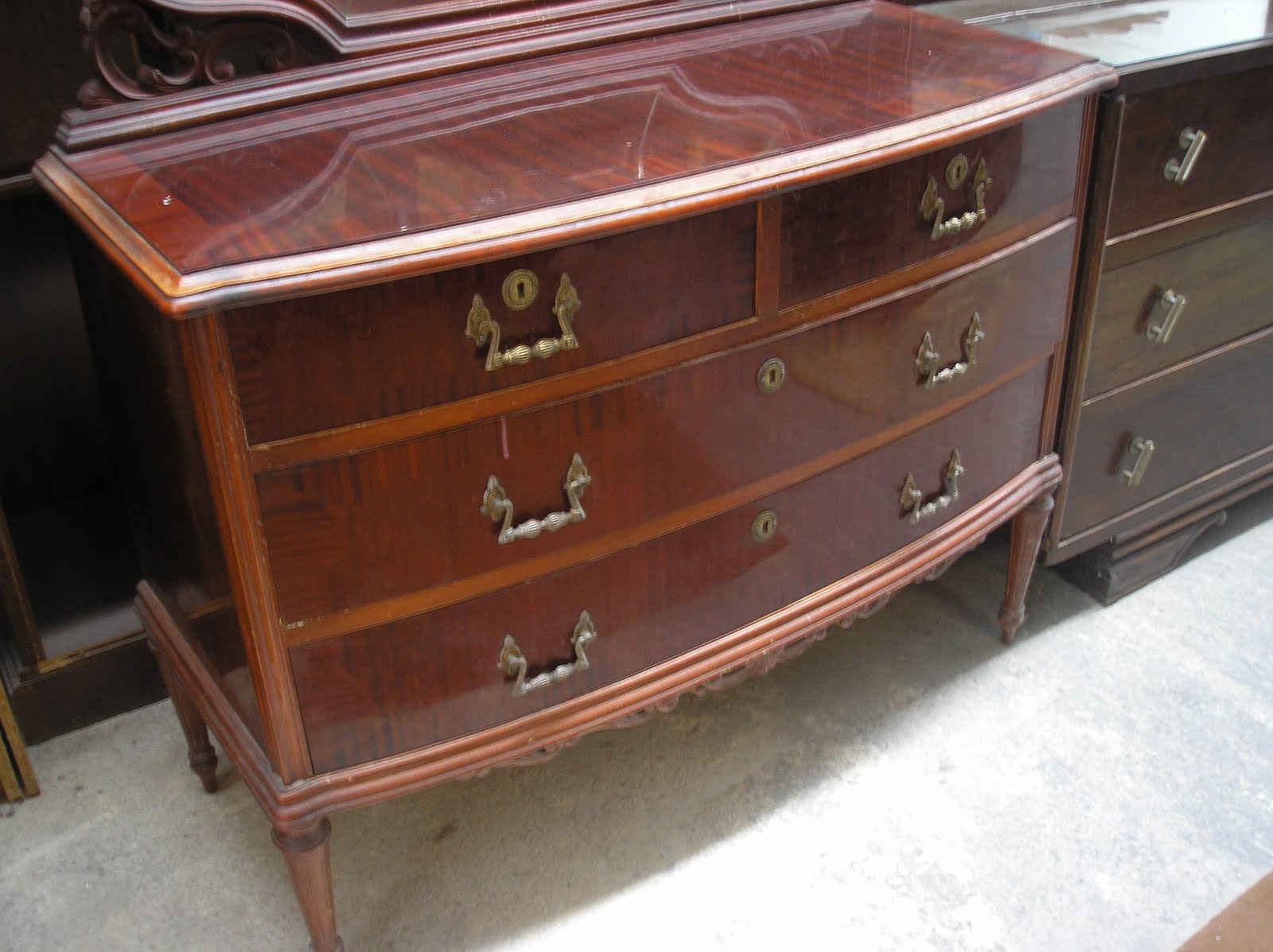 EL DESVAN DE MAMEN: UNA CÓMODA EN UNA ENTRADA