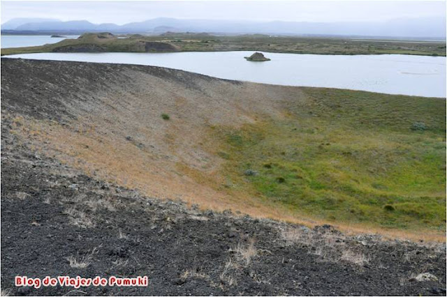 Pseudo cráter junto al lago Mývatn, Islandia Los pseudo cráteres parecen cráteres de volcan pero no lo son. Se pueden ver en Islandia, junto al lago Mývatn