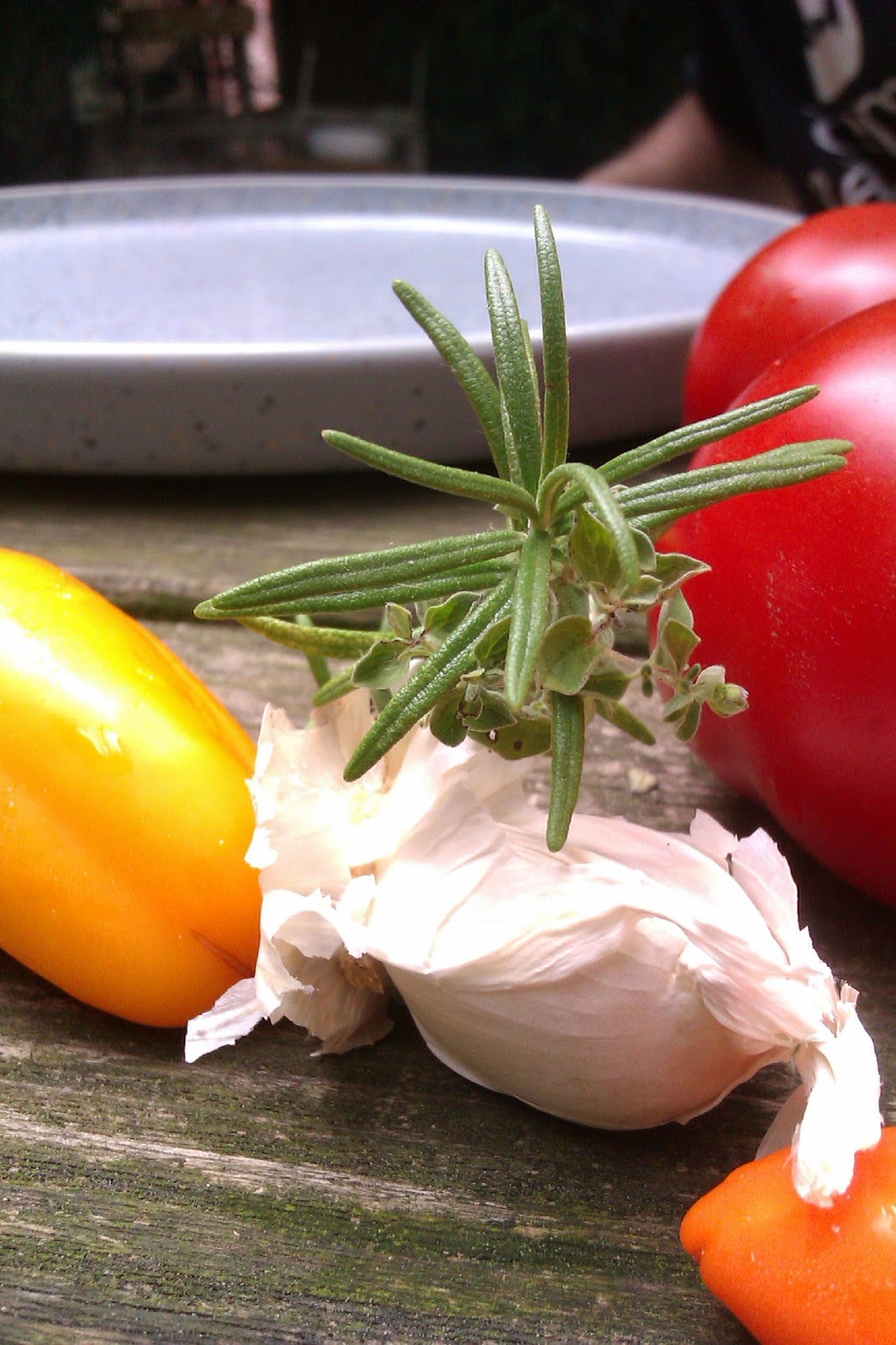 Frau Frieda: Quer durch den Garten - eine Gemüsebolognese im Keltentopf