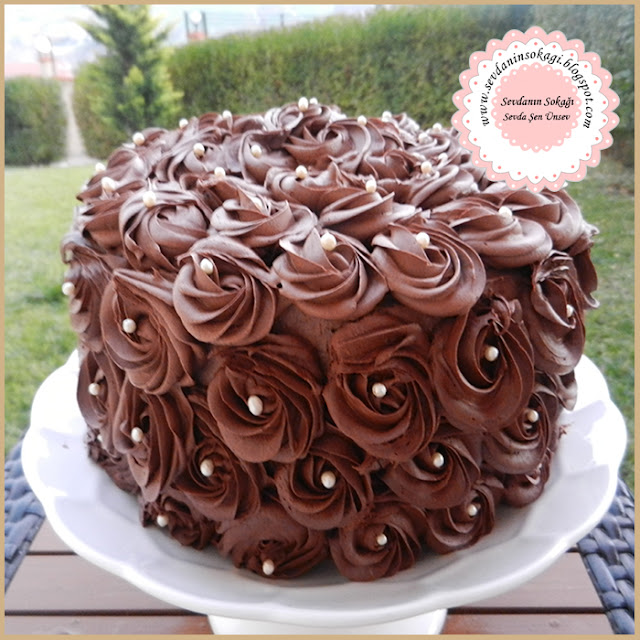 Sevdaninsokagi Çikolata Kremalı Gül Pasta