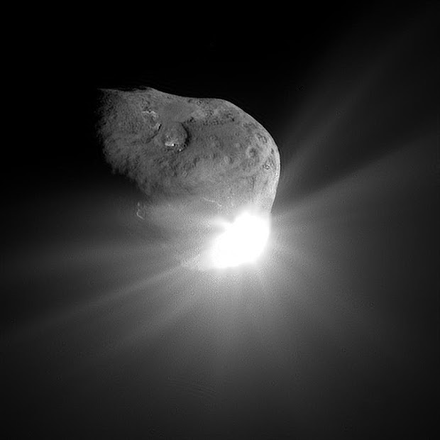 Shot of Comet Tempel 1 taken by Deep Impact's flyby Spacecraft