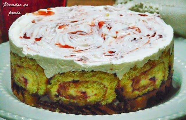 Charlotte com torta de morango tipo danecake