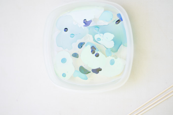 Decora una taza con esmalte de uñas