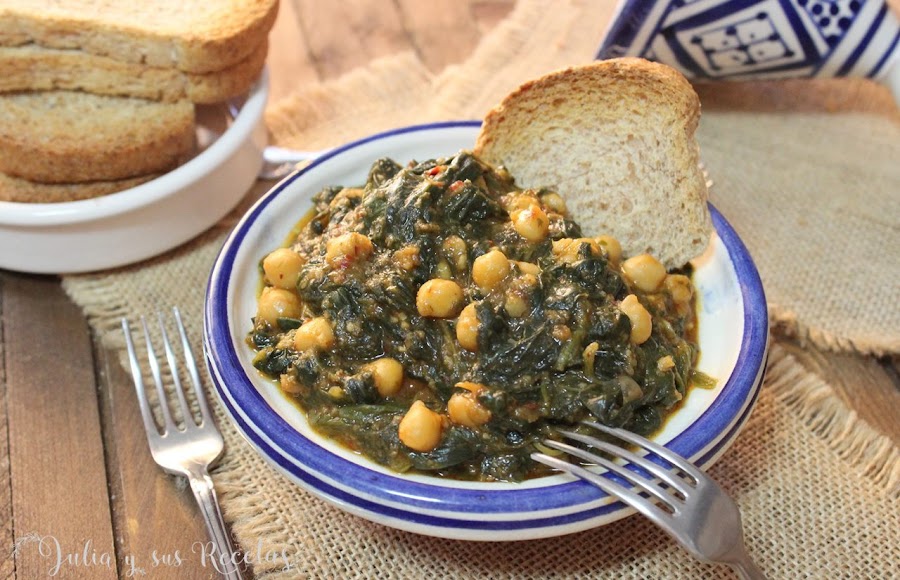 Espinacas esparragadas con garbanzos. Julia y sus recetas