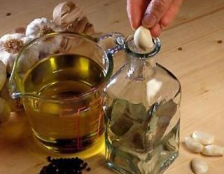 Ароматные растительные масла: как приготовить травяные масла самостоятельно, Примеры масел с травами, которые вы можете сделать сами, Как приготовить травяное масло, На чем настаивать растительное масло, Ароматные растительные масла готовим сами, Ароматное оливковое масло, Лимонное оливковое масло Al limone, Мятное оливковое масло Alla menta, Мятное оливковое масло Alla menta,Оливковое масло с травами Alle erbe, Пикантное оливковое масло Alle spezie, Чесночное оливковое масло All’aglio,   Примеры масел с травами, которые вы можете сделать сами, Как приготовить травяное масло, На чем настаивать растительное масло, Как хранить растительное масло, Ароматные растительные масла готовим сами, Уксусы на травах Как их приготовить и где использовать?,Ароматные растительные масла: как приготовить травяные масла самостоятельно, Примеры масел с травами, которые вы можете сделать сами, Как приготовить травяное масло, На чем настаивать растительное масло, Ароматные растительные масла готовим сами, Ароматное оливковое масло, Лимонное оливковое масло Al limone, Мятное оливковое масло Alla menta, Мятное оливковое масло Alla menta,Оливковое масло с травами Alle erbe, Пикантное оливковое масло Alle spezie, Чесночное оливковое масло All’aglio, Примеры масел с травами, которые вы можете сделать сами, Как приготовить травяное масло, На чем настаивать растительное масло, Как хранить растительное масло, Ароматные растительные масла готовим сами, Уксусы на травах Как их приготовить и где использовать?,