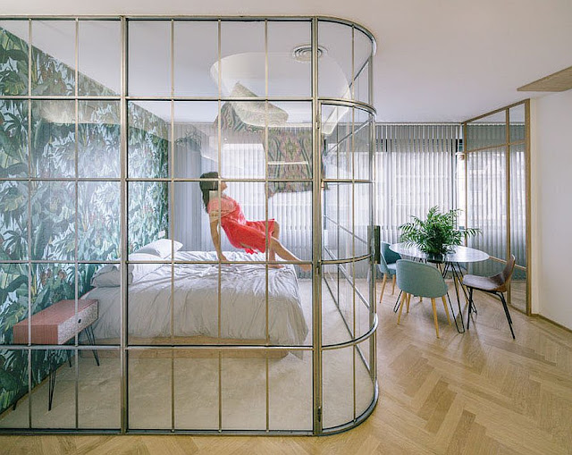 Wunderschön-gebogene Glaswände-für-die-moderne-Schlafzimmer-innen-kleine-Wohnung