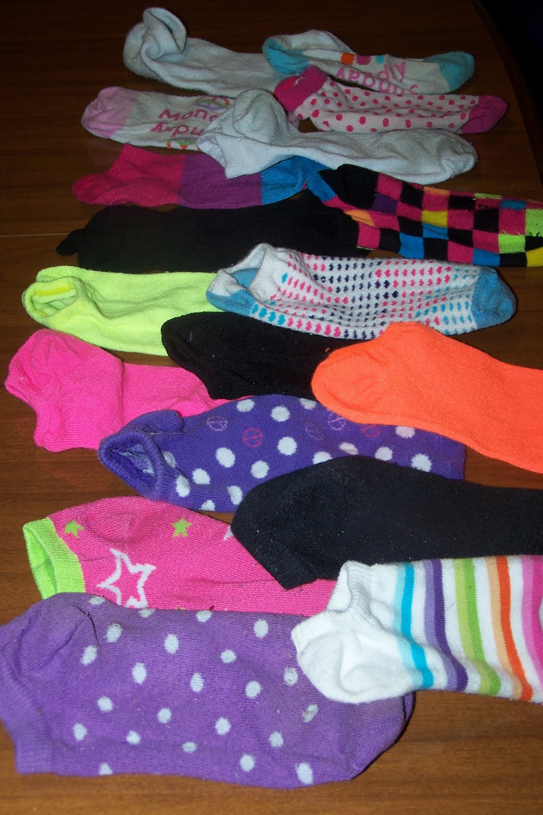 the-musings-of-mommabrooke-i-just-don-t-understand-mismatched-socks