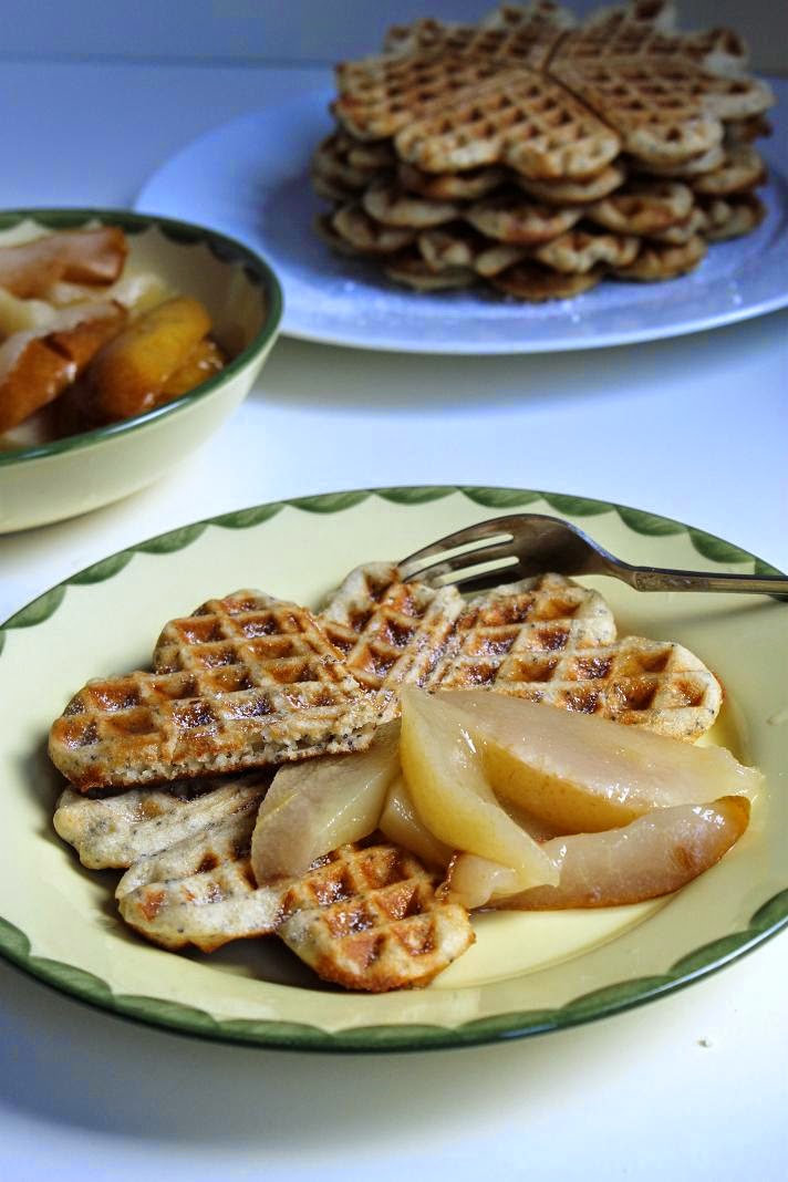 Gourmandises végétariennes: Mohn-Zitronen-Waffeln mit Weißwein-Birnen Gourmandises végétariennes: Mohn-Zitronen-Waffeln mit Weißwein-Birnen