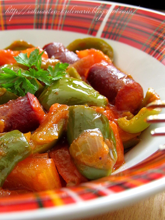 жареные сосиски в томатном соусе. фасоль с колбасками. сосиски с овощами на сковороде. сардельки с грибами. колбаски с тушеной капустой.