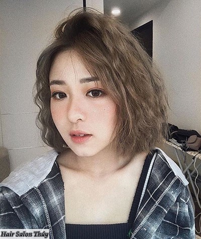 Tóc uốn xoăn nhẹ đuôi xù ngắn xinh xắn toc uon xoan nhe duoi