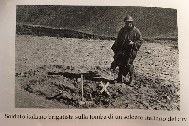 Brigadista italiano en la tumba de un compatriota que luchaba en el bando nacional con el CTV - Italianos en la guerra civil española - el troblogdita - Álvaro García Brigadista italiano en la tumba de un compatriota que luchaba en el bando nacional con el CTV - Italianos en la guerra civil española - el troblogdita - Álvaro García