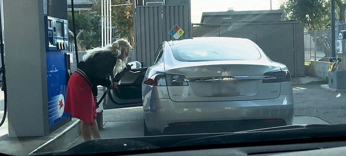 Γυναικά προσπαθεί να βάλει... βενζίνη σε ηλεκτρικό αυτοκίνητο! (vid)