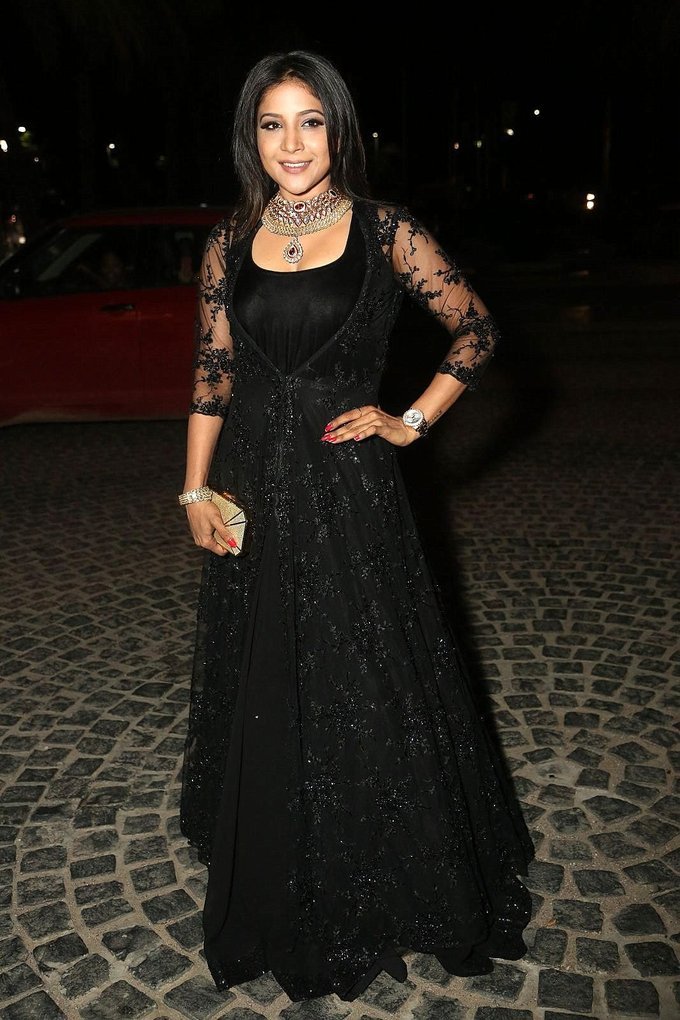 Sakshi Agarwal Photos At Jio Filmfare South Awards 2017 In Black Dress